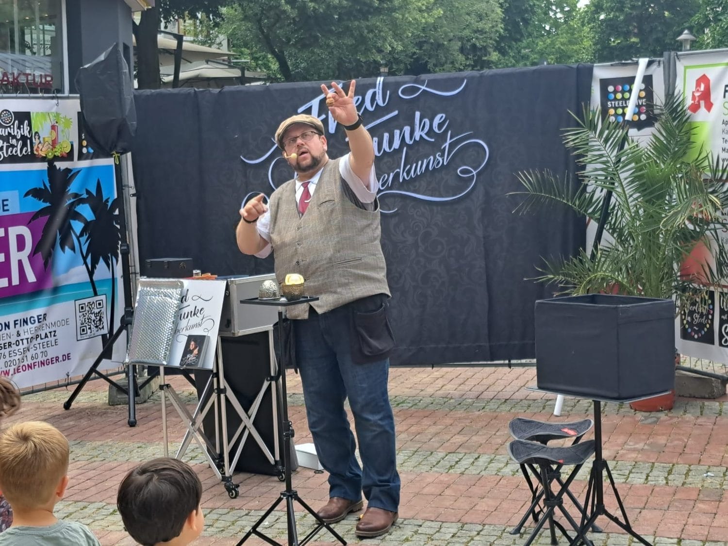 Fred Funke zaubert bei einer Straßenshow im Ruhrgebiet