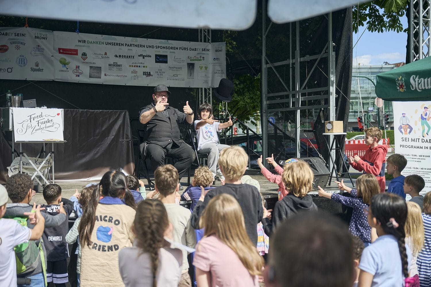 Fred Funke mit einem jungen Gast auf der Bühne